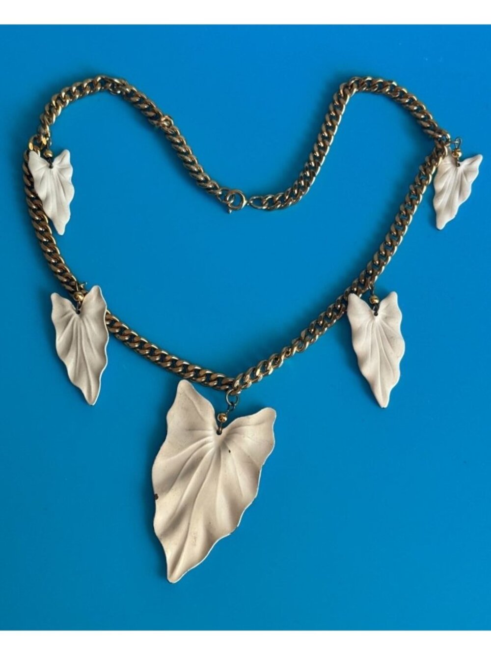 Gold Tone Chain Necklace White Leaf Dangle Accents Metal Adjustable Vintage 14" - Picture 4 of 6